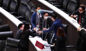 “โรม” เดินออกจากห้องประชุม ยันไม่ถอนคำพูด “นายกฯ ใจดำอำมหิต”