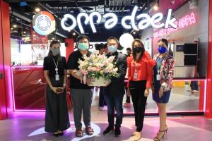 เอ็ม บี เค เซ็นเตอร์ มอบดอกไม้แสดงความยินดี Oppa Daek เปิดสาขาใหม่เอาใจสายอาหารเกาหลี ชั้น 2 โซน B