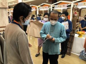 พช.เชียงใหม่นำผู้ประกอบการ OTOP ร่วมพัฒนาผ้าไทยภาคเหนือ