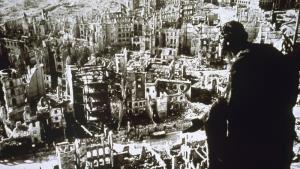 เมืองเดรสเดน ในเยอรมนี ภายหลังถูกสหราชอาณาจักร-สหรัฐฯโจมตีทิ้งระเบิดทางอากาศอย่างเหี้ยมโหด สังหารชีวิตผู้คนไประหว่าง 22,700 ถึง 25,000 คน ในระยะปิดท้ายของสงครามโลกครั้งที่ 2