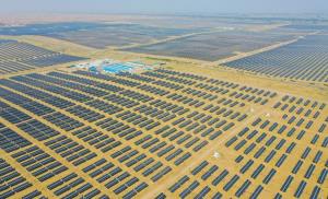 แฟ้มภาพซินหัว : โรงไฟฟ้าพลังงานแสงอาทิตย์ในทะเลทรายคู่ปู้ฉี เขตปกครองตนเองมองโกเลียในทางตอนเหนือของจีน วันที่ 14 ก.ย. 2020