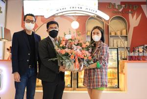 เอ็ม บี เค เซ็นเตอร์ มอบดอกไม้แสดงความยินดีเปิดร้าน Jip jip สังขยา&amp;นมสด สาขาใหม่ ชั้น G โซน B