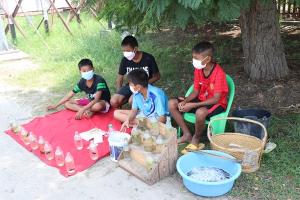 ชื่นชมเด็กๆ ชักชวนออกมาขายปลากัดริมถนนบริเวณใกล้สี่แยกป่าโมก ขายปลาสร้างรายได้ให้ครอบครัว