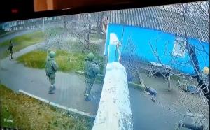 สดุดีความกล้า! ปู่ย่ายูเครนออกมาไล่ตะเพิด ‘ทหารรัสเซีย’ หลังโดนบุกรุกบ้าน (ชมคลิป)