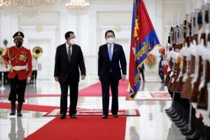 ผู้นำญี่ปุ่นเยือนกัมพูชาให้คำมั่นช่วยเหลือ $428 ล้าน พร้อมวัคซีนโควิด 1.3 ล้านโดส