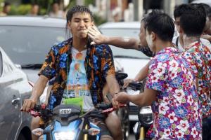 เคาะแล้ว! สงกรานต์ กทม. เล่นได้ ย้ำให้แค่ประพรม ห้ามประแป้ง-ปาร์ตี้โฟม งดดื่มในพื้นที่จัดงาน