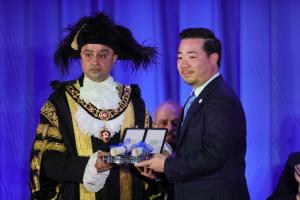 สภาเมืองเลสเตอร์ มอบรางวัลบุคคลยอดเยี่ยม “City of Leicester Award” ให้ วิชัย-อัยยวัฒน์