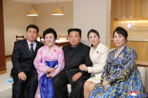 In Pics : 'คิมจองอึน' ตกรางวัล ‘ที่พักหรู’ ให้ผู้ประกาศข่าวหญิงในตำนาน ‘รี ชุนฮี’