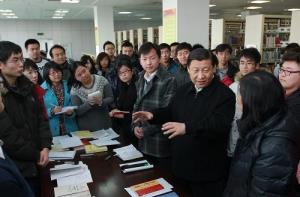 นายสี จิ้นผิง พูดคุยกับนักศึกษาของมหาวิทยาลัยจี๋หลินเมื่อ พ.ศ.2554 - ภาพซินหัว