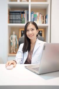"หมอเหมียว" แพทย์จีนสาวสวยมือปราบ Office Syndrome