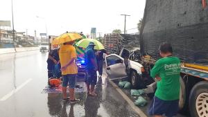 ฝนตกหนักถนนลื่น หนุ่มใหญ่ขับกระบะเสียหลักชนท้าย 10 ล้อหน้าปั๊มลุงเท่งชะอำ