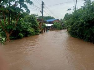 ฝนตกหนักน้ำป่าทะลักท่วม 2 หมู่บ้านลำปางเสียหายหนัก รถยนต์-จยย.ถูกซัดไหลไปกับสายน้ำ