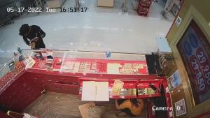 2 คนร้ายเหิมเกริม บุกใช้อาวุธปืนปล้นร้านทองในห้างสรรพสินค้ากวาดทองไป 86 บาท
