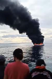 ระทึก! ไฟไหม้ ‘เรือเฟอร์รี’ ในฟิลิปปินส์ ร้อยกว่าชีวิตโดดน้ำหนีตาย-ดับแล้ว 7 ศพ