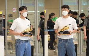 (คลิป) "ซน เฮือง-มิน" หอบถ้วยรองเท้าทองคำกลับบ้านเกิด แฟนบอลต้อนรับเยี่ยงฮีโร่