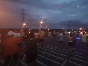 กลุ่มนักวิ่งเมืองคอนรวมตัววิ่งคบเพลิงประจานไฟฟ้าถนนเสียนานนับปี