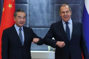 เหน็บแนมใคร! จีนกร้าวจับมือรัสเซีย ส่งเสริมประชาธิปไตยที่แท้จริง