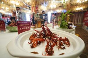 หนึ่งในเมนูกุ้งเครย์ฟิช ในเทศกาลกุ้งเครย์ฟิชนานาชาติ ครั้งที่ 22 ที่อำเภอซีว์อี๋ เมืองไหวอัน มณฑลเจียงซูทางตะวันออกของจีน (แฟ้มภาพ ซินหัว)