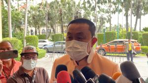 “ศักดิ์สยาม” เผย “ผอ.ขสมก.-ปลัด คค.” ลงแก้ปัญหารถเมล์ร่วมหยุดวิ่ง เซ่นพิษน้ำมันแพง รอ คกก.พิจารณา ยัน ขสมก.ไม่มีปัญหา