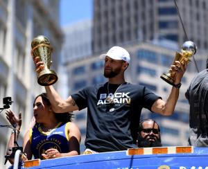 "วอร์ริเออร์ส" แห่แชมป์ NBA สมัย 7 "เคอร์รี" ชี้ความปราชัยปี 2019 ปลุกแรงฮึด