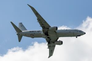 เครื่องบิน P-8A โพไซดอน (P-8A Poseidon) เครื่องบินตรวจการณ์ทางทะเลและทำสงครามเรือดำน้ำ ของกองทัพเรือสหรัฐฯ ถ่ายเมื่อวันที่ 1 เมษายน 2019 ขณะบินช่วงสุดท้ายเพื่อไปยังฐานทัพอากาศคาเดนา บนเกาะโอกินาวา ของญี่ปุ่น (ภาพจากวิกิพีเดีย)