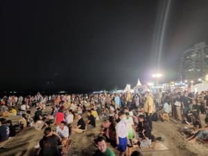นักท่องเที่ยวนับหมื่นร่วมงานเทศกาลพลุแน่นชายหาดเขาตะเกียบ คาดเงินสะพัดกว่า 100 ล้าน