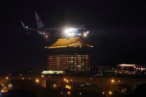 เครื่องบินที่ประธานสภาล่างสหรัฐฯ แนนซี เพโลซี โดยสารมาเยือนไต้หวัน กำลังลงจอดที่สนามบินซงซัน กรุงไทเป ในคืนวันที่ 2 ส.ค.2022 (ภาพรอยเตอร์)