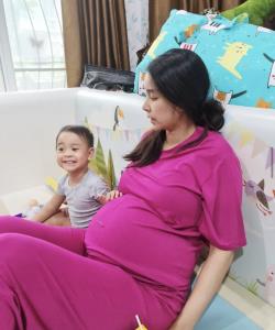 “ใหม่ สุคนธวา” อัปเดตตั้งท้องอีก 2 อาทิตย์คลอดลูกสาวด้วยภาพชูสองนิ้ว