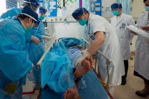 บุคลากรการแพทย์ตรวจร่างกายกานอี่ว์ ที่โรงพยาบาลเวสต์ ไชน่า ของมหาวิทยาลัยซื่อชวน ในนครเฉิงตู มณฑลซื่อชวนทางตะวันตกเฉียงใต้ของจีน วันที่ 21 ก.ย.2022 (แฟ้มภาพซินหัว)
