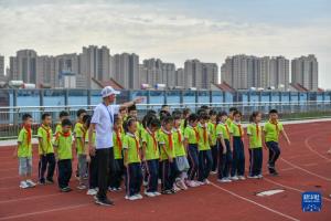 สุดทึ่ง!!! โรงเรียนประถมจีนสร้างสนามกีฬาลอยฟ้า