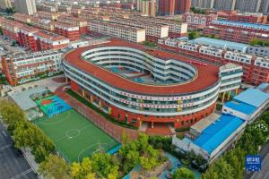 สุดทึ่ง!!! โรงเรียนประถมจีนสร้างสนามกีฬาลอยฟ้า