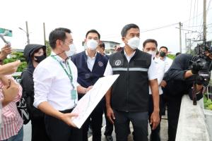 ผู้ว่าฯ กนอ.ร่วม “ชัชชาติ” ลงพื้นที่นิคมฯ บางชันตรวจสถานการณ์น้ำ ยันไม่ท่วม
