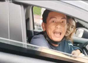 คนร้ายซิ่งเก๋งประกบรุมยำ พ่อค้าขับกระบะขนพริกกลางถนนเจ็บสาหัส