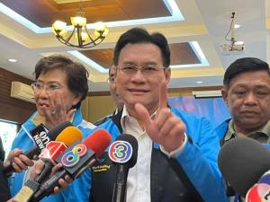 “จุรินทร์” ลุ้นปรับ ครม.มั่นใจ ปชป.ไร้แรงกระเพื่อม เชื่อ “บิ๊กตู่” ให้เกียรติพรรคร่วมหารือยุบไม่ยุบสภา