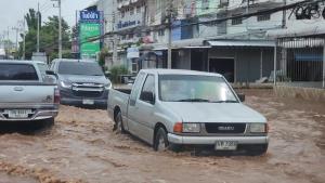 น้ำป่าทะลักเข้าท่วมโซนเศรษฐกิจลพบุรีระลอก 3 ถนนหลายสายน้ำท่วมสูงการจราจรติดขัด
