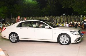 "พระราชินี" ถวายการขับรถยนต์พระที่นั่ง เสด็จฯ ไปทรงเยี่ยมผู้บาดเจ็บ