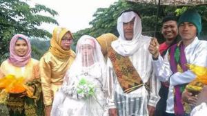 หนุ่มๆ ตาละห้อย! เฒ่าปินส์วัย 78 ปี แต่งเจ้าสาววัย 18 ปี หลานยัน ‘มันคือความรักล้วนๆ’