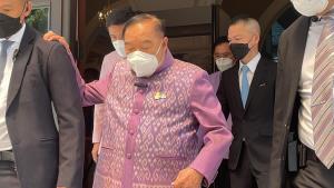 “บิ๊กป้อม” สีหน้าเรียบเฉยมาประชุม ครม.ปิดห้องคุยส่วนตัว “2 ป.” 15 นาที