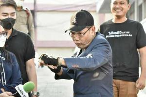 ศาลแขวงดุสิตอนุญาตผัดฟ้อง “ศักดิ์ เสื้อแดง” ชกต่อย “แรมโบ้อีสาน”