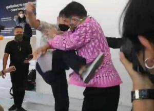 “ลุงศักดิ์” ปฏิเสธทุกข้อกล่าวหาทำร้าย “พี่ศรี” ศาลอนุญาตผัดฟ้องคดีเหตุยังสอบปากคำพยานไม่เสร็จ