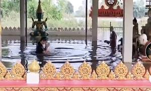 บุญท่วมหัว! หนุ่มไม่สนน้ำท่วม เข้าวัดไหว้พระขอพรกราบแบบชุ่มฉ่ำ (ชมคลิป)
