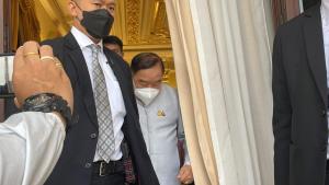 “บิ๊กป้อม” ส่ายหน้าไม่ตอบ นักข่าวถามคุย “น้องตู่” ย้ายพรรค รทสช.หรือไม่ บอก “คุยเรื่องอะไร”