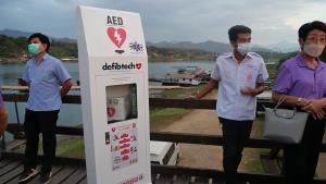 มูลนิธิการแพทย์ฉุกเฉินแห่งชาติฯ มอบเครื่อง AED ติดตั้งบนสะพานมอญ หวังลดการเสียชีวิตจากภาวะหัวใจหยุดเต้นเฉียบพลัน