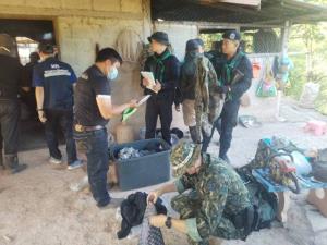 ทหารพรานบุกจับ 2 หนุ่มม้งเชียงราย ขนยาบ้า-ปืนซุกกระท่อมกลางดอยติดพรมแดนไทย-ลาว