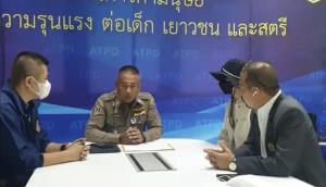 เจ้าของบริษัทโลจิสติกส์ ยันทอมเต็มใจร่วมครอบครัวสวิงกิ้งแลกชดใช้หนี้