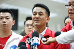 ฝ่ายค้านเตรียมยื่นญัตติซักฟอกไม่ลงมติ ถล่มรัฐบาลหลังปีใหม่ มั่นใจ “บิ๊กตู่” ไม่ชิงยุบสภา เย้ย “ลุง 3 ป.” ใช้กลยุทธ์ “แยกกันตี แยกกันทำ” เหตุ “ประยุทธ์” ขายไม่ออก