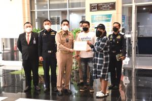 ร้อง ก.ยุติธรรม! รถส่งน้ำแข็งเปิดประตูกระแทก จยย.มารดาผู้เสียหายศีรษะกระแทกพื้นเสียชีวิต ไร้การเยียวยาคู่กรณี
