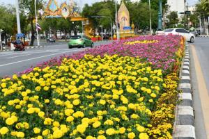 กทม.ตกแต่งเมืองประดับดอกไม้สีเหลืองต้อนรับวันพ่อแห่งชาติ