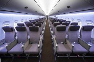 ภายในห้องผู้โดยสารของเครื่องบิน C 919 เก้าอี้ผู้โดยสารทั้งหมดเป็นของรุ่นใหม่ล่าสุดที่ผลิตภายในประเทศ  