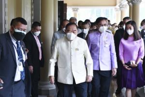 “ประวิตร” เผยยังไม่ได้คุย “อนุทิน” หลังกระแสข่าว ส.ส.พปชร.ย้ายซบ “ภท.” ปล่อยมุกเอาไปให้หมดเลยจะได้ปิดพรรค